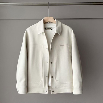 Férfi fehér kacsa tollal töltött dzseki • tolltartalom 66–70% • hidegállóság -20℃ … -5℃ • külső anyag poliészter • bélés poliészter • egyrészes záródás, kapucni nélkül