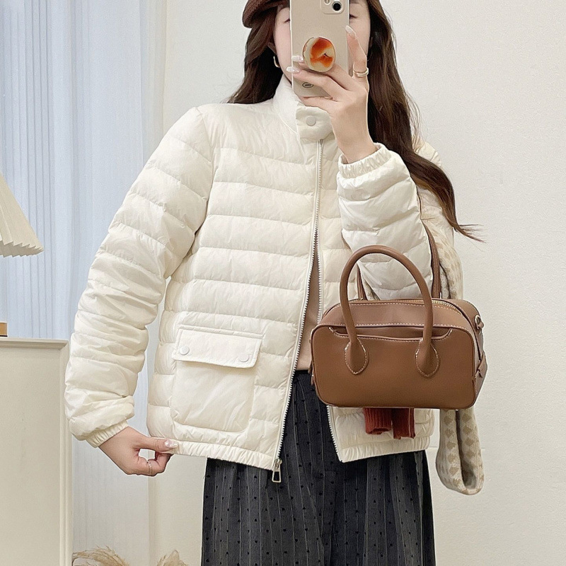 Geacă de damă cu puf de gâscă alb, lungime ultra scurtă, guler înalt, material chenille cu elastan