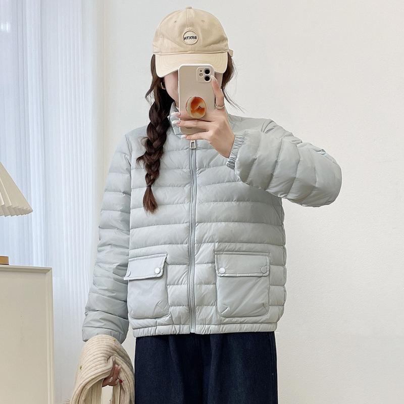 Geacă de damă cu puf de gâscă alb, lungime ultra scurtă, guler înalt, material chenille cu elastan