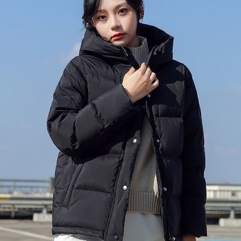 Geacă de puf cu puf de rață; Conținut puf 81–85%; Greutate umplutură 351–400 g; Țesătură Chenille; Compoziție principală Spandex