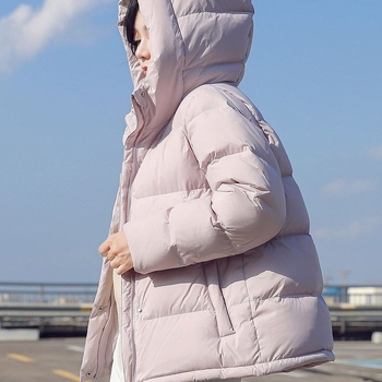 Geacă de puf cu puf de rață; Conținut puf 81–85%; Greutate umplutură 351–400 g; Țesătură Chenille; Compoziție principală Spandex