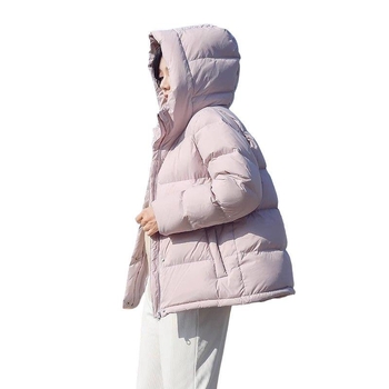 Geacă de puf cu puf de rață; Conținut puf 81–85%; Greutate umplutură 351–400 g; Țesătură Chenille; Compoziție principală Spandex