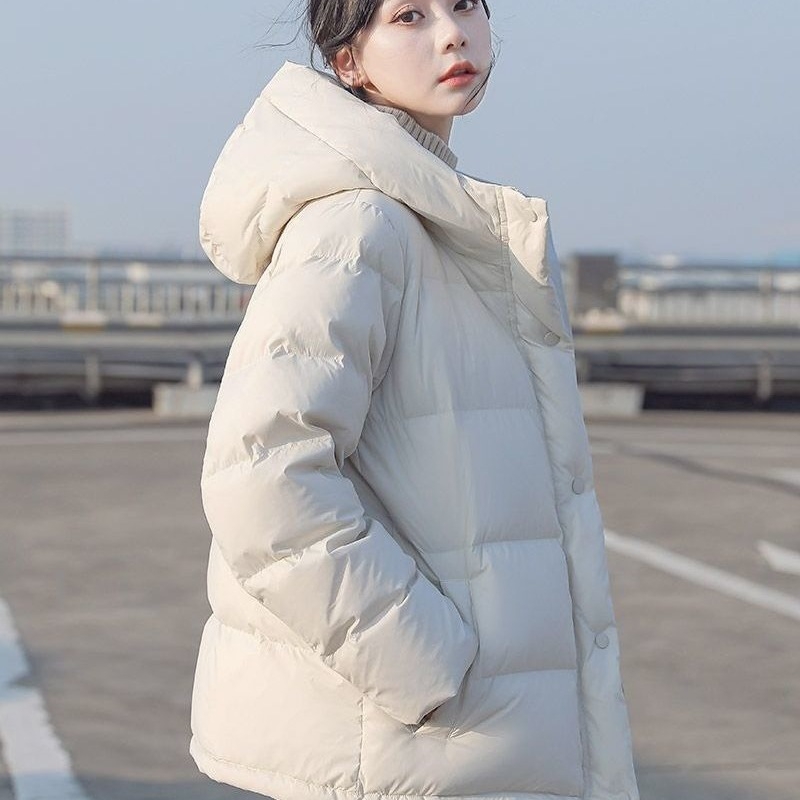 Geacă de puf cu puf de rață; Conținut puf 81–85%; Greutate umplutură 351–400 g; Țesătură Chenille; Compoziție principală Spandex