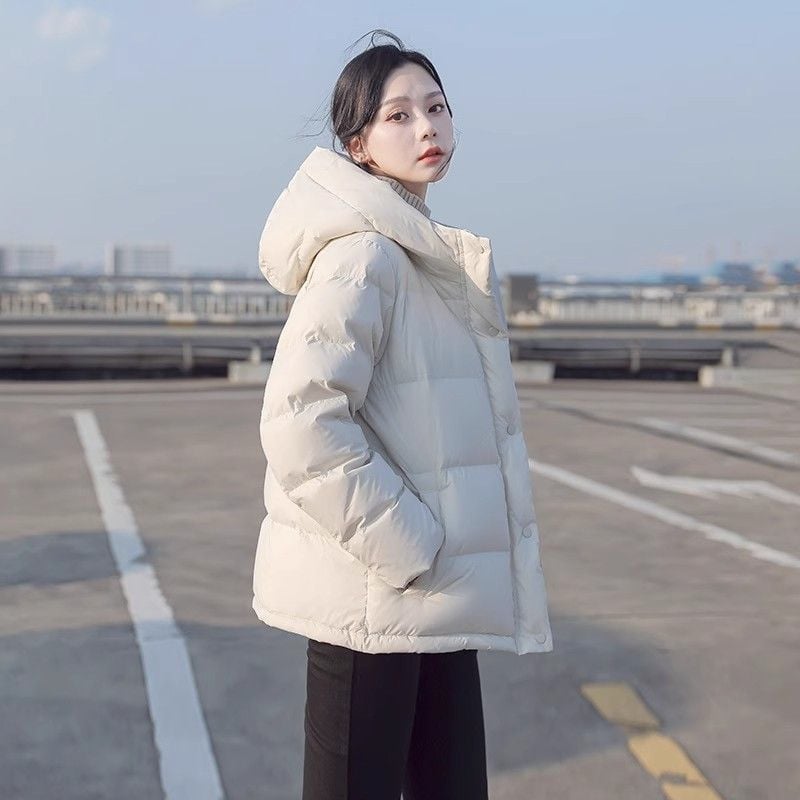 Geacă de puf cu puf de rață; Conținut puf 81–85%; Greutate umplutură 351–400 g; Țesătură Chenille; Compoziție principală Spandex