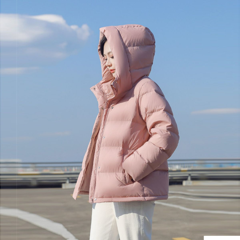 Geacă de puf cu puf de rață; Conținut puf 81–85%; Greutate umplutură 351–400 g; Țesătură Chenille; Compoziție principală Spandex