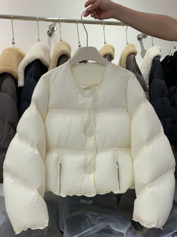 Ženska jakna s guščjim perjem, okrugli ovratnik, najlon vanjski dio, poliester podstava, sadržaj perja 86–90%, punjenje 101–200 g, zima 2025, elegantan gradski stil