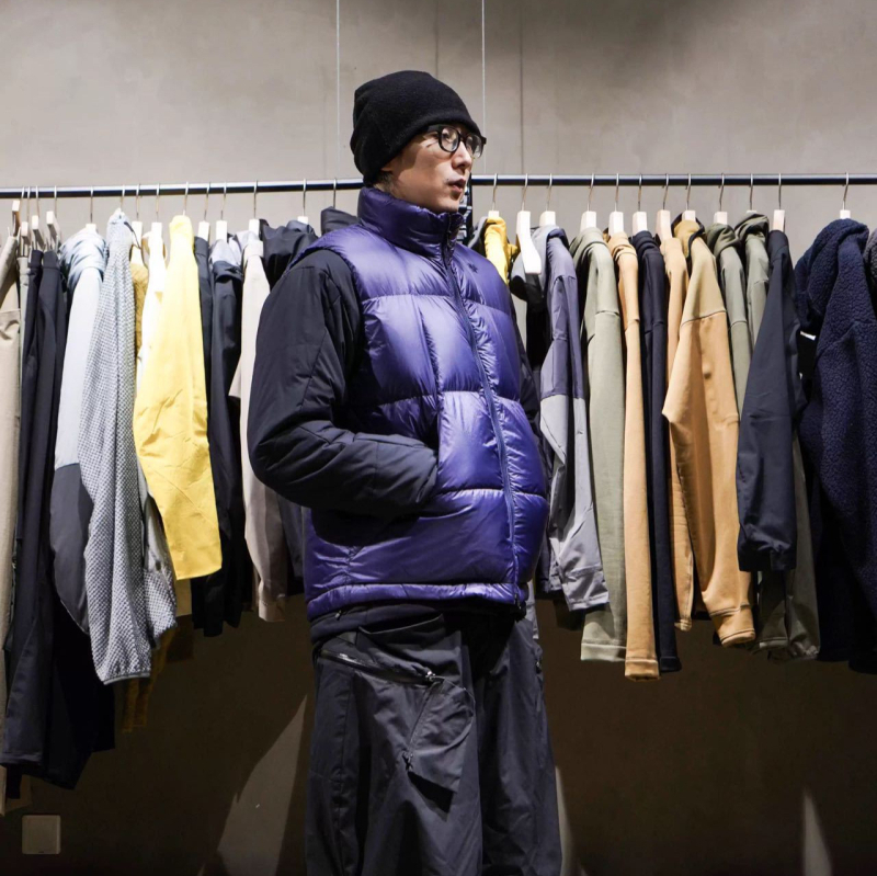 Pūku veste ar balta pīļu pūku, 81–85% pūka satura, 160 g pildījums, Pertex viegla auduma, ūdensizturīga un pret vēju, ar kapuci un augstu apkakli, vidēja garuma ziemai