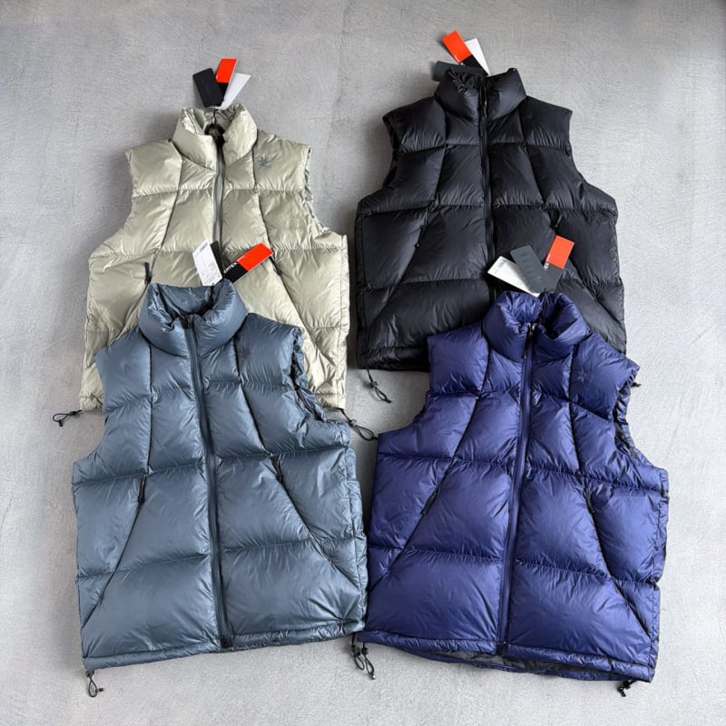 Pūku veste ar balta pīļu pūku, 81–85% pūka satura, 160 g pildījums, Pertex viegla auduma, ūdensizturīga un pret vēju, ar kapuci un augstu apkakli, vidēja garuma ziemai