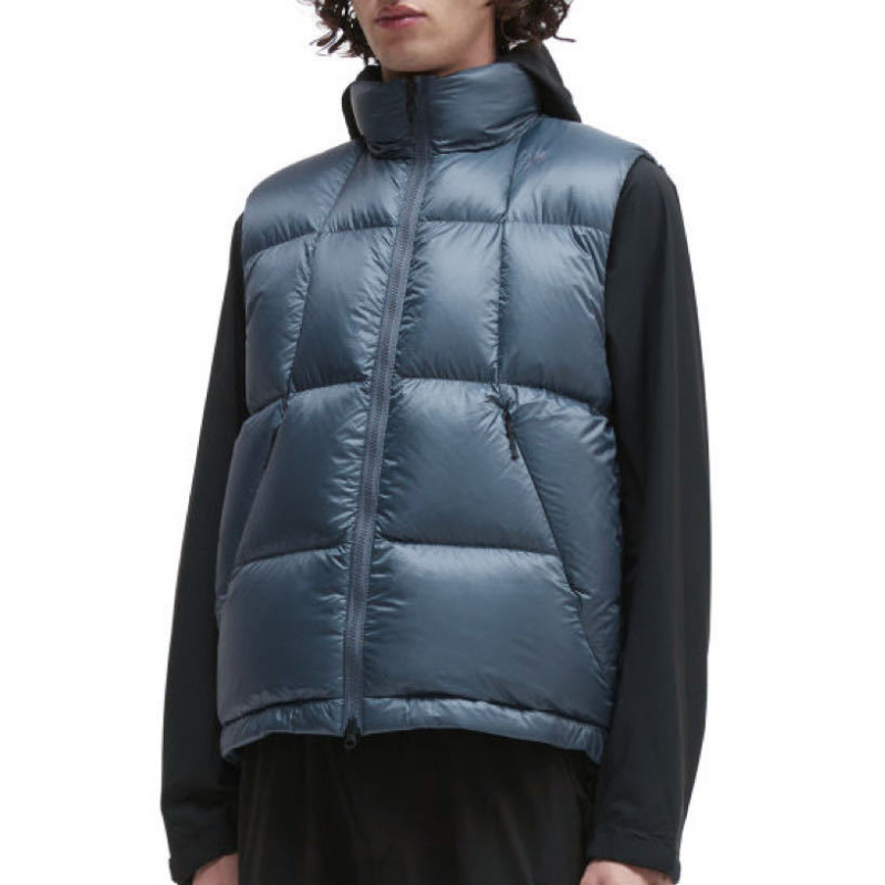 Pūku veste ar balta pīļu pūku, 81–85% pūka satura, 160 g pildījums, Pertex viegla auduma, ūdensizturīga un pret vēju, ar kapuci un augstu apkakli, vidēja garuma ziemai