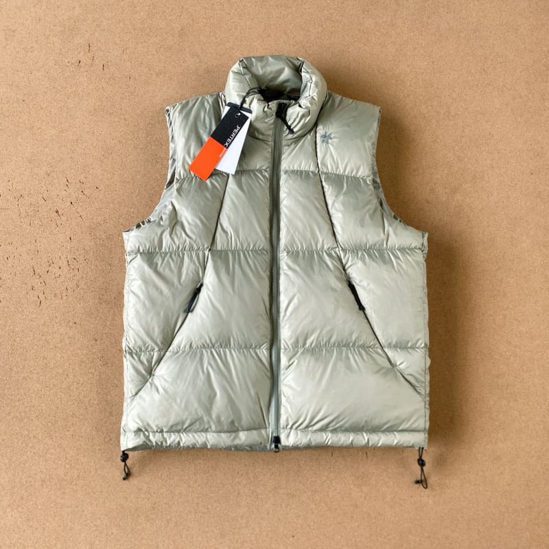 Pūku veste ar balta pīļu pūku, 81–85% pūka satura, 160 g pildījums, Pertex viegla auduma, ūdensizturīga un pret vēju, ar kapuci un augstu apkakli, vidēja garuma ziemai