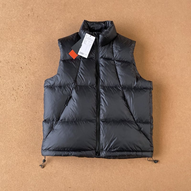 Pūku veste ar balta pīļu pūku, 81–85% pūka satura, 160 g pildījums, Pertex viegla auduma, ūdensizturīga un pret vēju, ar kapuci un augstu apkakli, vidēja garuma ziemai