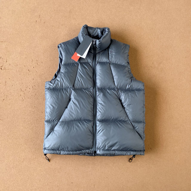 Pūku veste ar balta pīļu pūku, 81–85% pūka satura, 160 g pildījums, Pertex viegla auduma, ūdensizturīga un pret vēju, ar kapuci un augstu apkakli, vidēja garuma ziemai