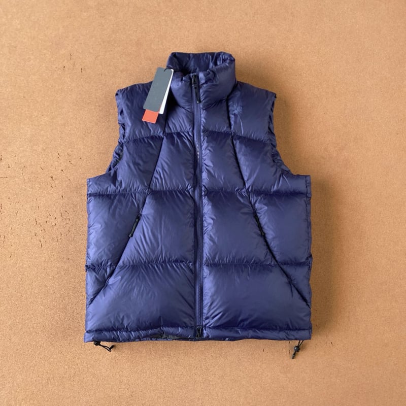 Pūku veste ar balta pīļu pūku, 81–85% pūka satura, 160 g pildījums, Pertex viegla auduma, ūdensizturīga un pret vēju, ar kapuci un augstu apkakli, vidēja garuma ziemai