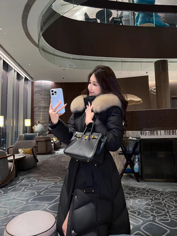 Női hosszú pehelydzseki róka szőrrel a galléron, kapucnival, derékban szorító, vastag töltettel