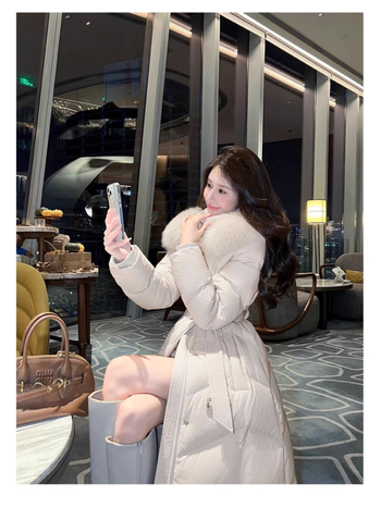 Női hosszú pehelydzseki róka szőrrel a galléron, kapucnival, derékban szorító, vastag töltettel