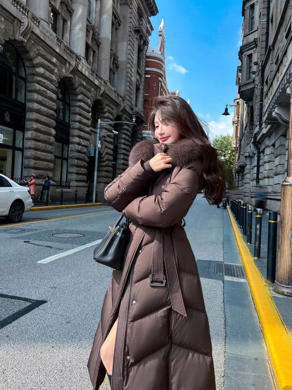 Női hosszú pehelydzseki róka szőrrel a galléron, kapucnival, derékban szorító, vastag töltettel