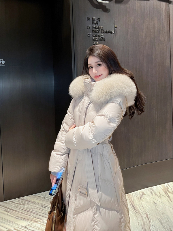 Női hosszú pehelydzseki róka szőrrel a galléron, kapucnival, derékban szorító, vastag töltettel