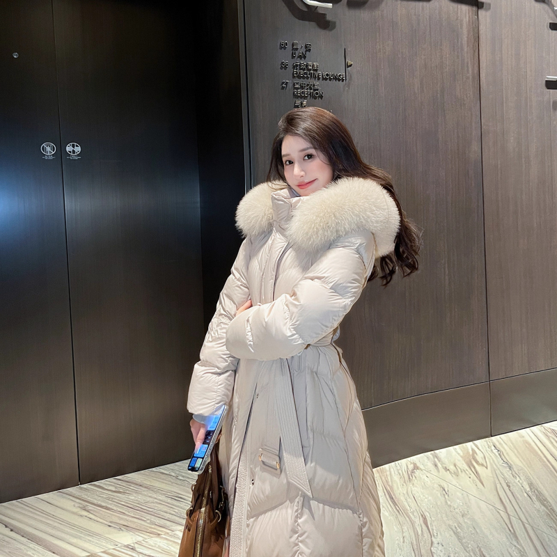 Női hosszú pehelydzseki róka szőrrel a galléron, kapucnival, derékban szorító, vastag töltettel