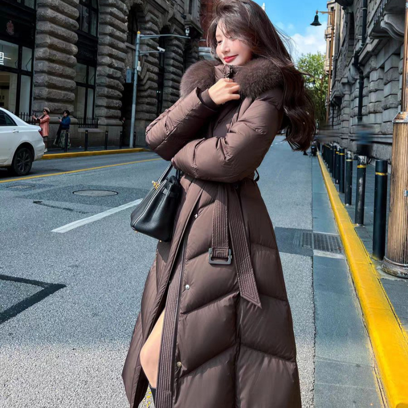 Női hosszú pehelydzseki róka szőrrel a galléron, kapucnival, derékban szorító, vastag töltettel