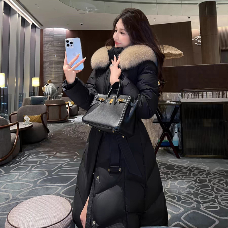 Női hosszú pehelydzseki róka szőrrel a galléron, kapucnival, derékban szorító, vastag töltettel