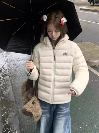 Kapucnis pehelydzseki, laza szabású, töltet: kacsapelyhek, pelyhek arány 50%, poliészter anyag