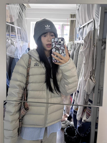 Kapucnis pehelydzseki, laza szabású, töltet: kacsapelyhek, pelyhek arány 50%, poliészter anyag