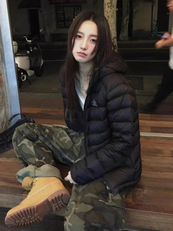 Kapucnis pehelydzseki, laza szabású, töltet: kacsapelyhek, pelyhek arány 50%, poliészter anyag