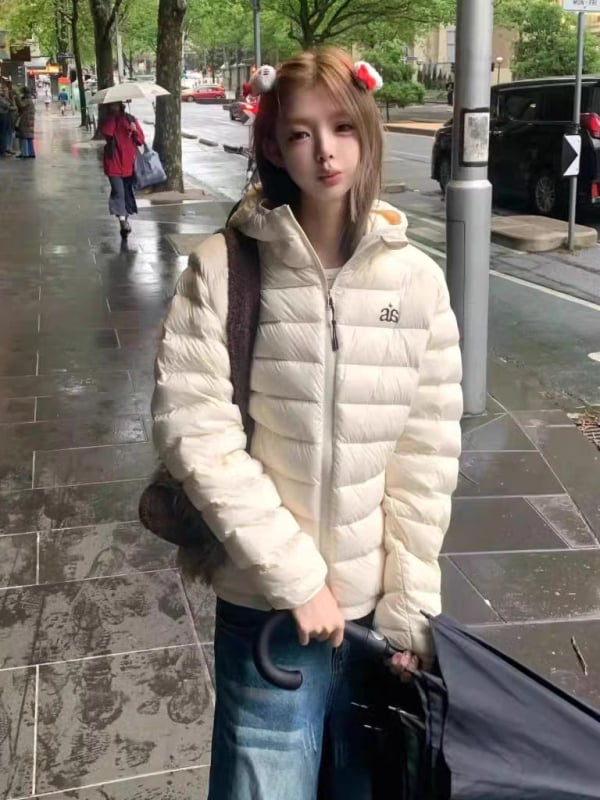 Kapucnis pehelydzseki, laza szabású, töltet: kacsapelyhek, pelyhek arány 50%, poliészter anyag