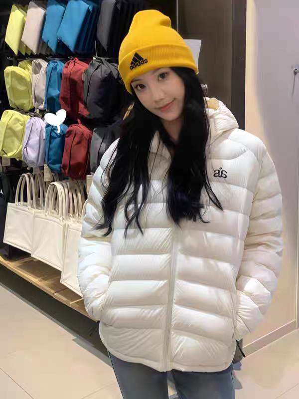 Kapucnis pehelydzseki, laza szabású, töltet: kacsapelyhek, pelyhek arány 50%, poliészter anyag