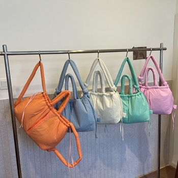 Geantă crossbody și de umăr cu capacitate mare, ușoară, cu scop dublu (Material: Nailon; Formă: găleată; Închidere: cataramă Draasher; Interior: buzunar cu fermoar; Curele: trei)