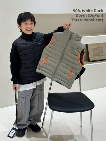 Vesta pentru copii cu puf, fără mâneci, lungime scurtă, croială lejeră; umplutură: puf; conținut puf: 86–90%; material exterior și căptușeală: nylon; fermoar; pentru copii peste 8 ani (peste 140 cm); iarnă 2025