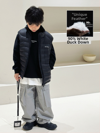 Vesta pentru copii cu puf, fără mâneci, lungime scurtă, croială lejeră; umplutură: puf; conținut puf: 86–90%; material exterior și căptușeală: nylon; fermoar; pentru copii peste 8 ani (peste 140 cm); iarnă 2025