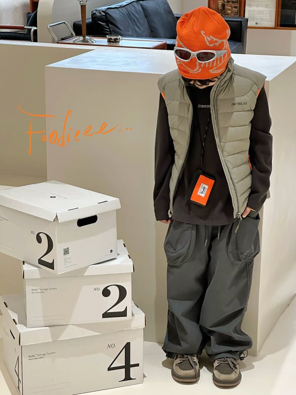 Vesta pentru copii cu puf, fără mâneci, lungime scurtă, croială lejeră; umplutură: puf; conținut puf: 86–90%; material exterior și căptușeală: nylon; fermoar; pentru copii peste 8 ani (peste 140 cm); iarnă 2025