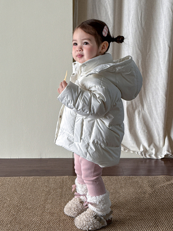 Gyerekeknek tervezett koreai stílusú vastag pehelydzseki, 86–90% fehér kacsapehellyel, külső: nylon, bélés: poliészter, hosszú ujjú, kapucni nem levehető