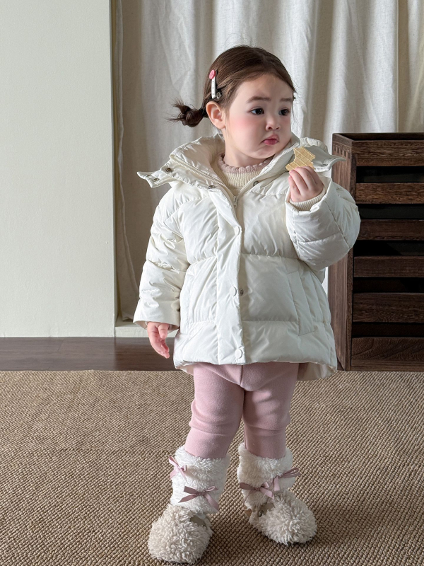 Gyerekeknek tervezett koreai stílusú vastag pehelydzseki, 86–90% fehér kacsapehellyel, külső: nylon, bélés: poliészter, hosszú ujjú, kapucni nem levehető