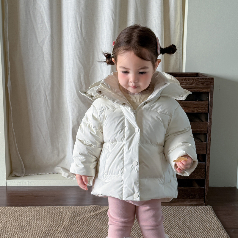 Gyerekeknek tervezett koreai stílusú vastag pehelydzseki, 86–90% fehér kacsapehellyel, külső: nylon, bélés: poliészter, hosszú ujjú, kapucni nem levehető