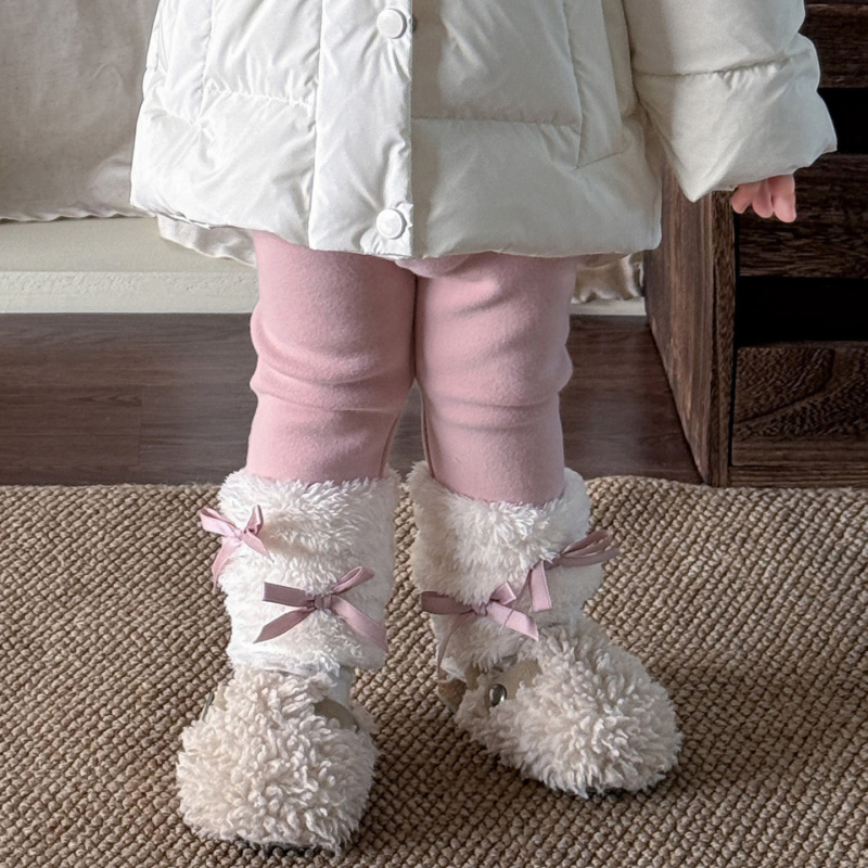 Gyerekeknek tervezett koreai stílusú vastag pehelydzseki, 86–90% fehér kacsapehellyel, külső: nylon, bélés: poliészter, hosszú ujjú, kapucni nem levehető