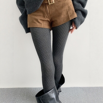 Sieviešu kokvilnas zeķubikses rudens–ziemas sezonai, sēžamvietas pacelšana un siluetes veidošana, plānas, ar kājām, raksts: vienkrāsains vai svītrainas