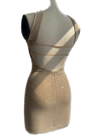 Rochie din plasă cu decolteu halter, fără mâneci, croială mulată, lungime scurtă, stil urban