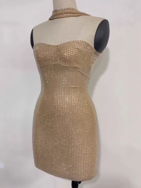 Rochie din plasă cu decolteu halter, fără mâneci, croială mulată, lungime scurtă, stil urban