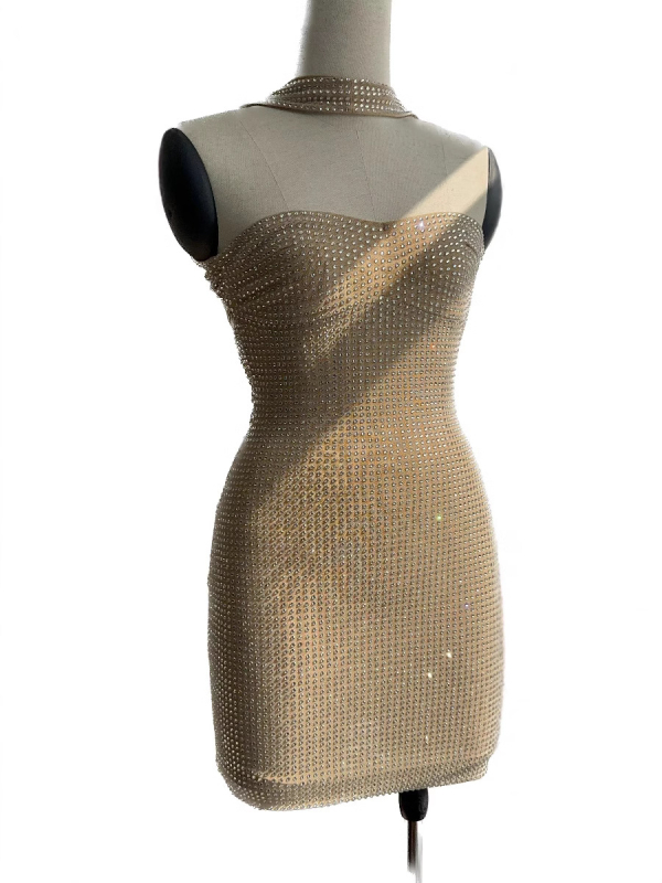 Rochie din plasă cu decolteu halter, fără mâneci, croială mulată, lungime scurtă, stil urban