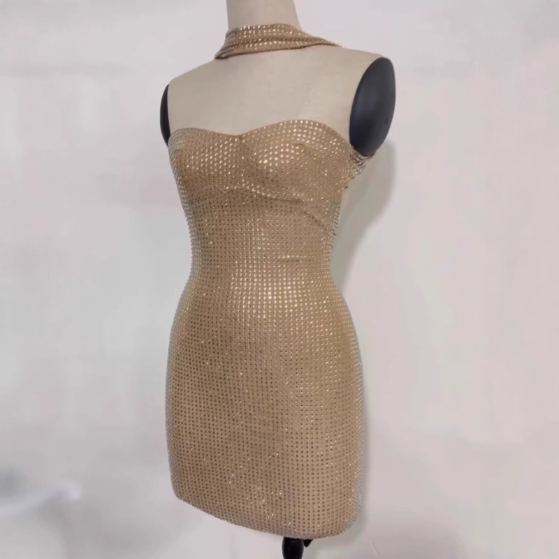 Rochie din plasă cu decolteu halter, fără mâneci, croială mulată, lungime scurtă, stil urban