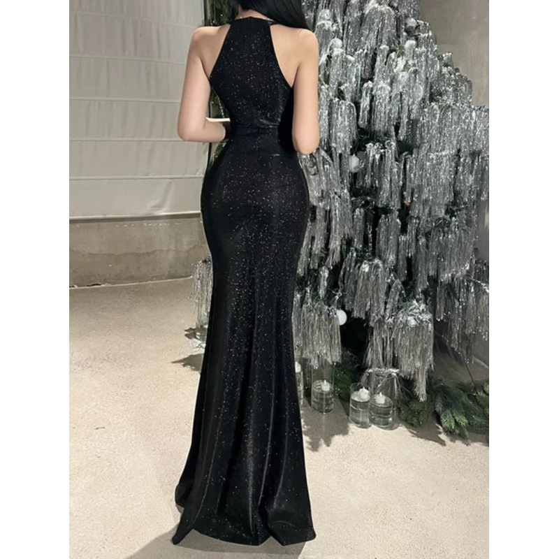 Hosszú nyakpántos ruha hát nélküli kivágással, plisírozott, aszimmetrikus, utcai stílusban.