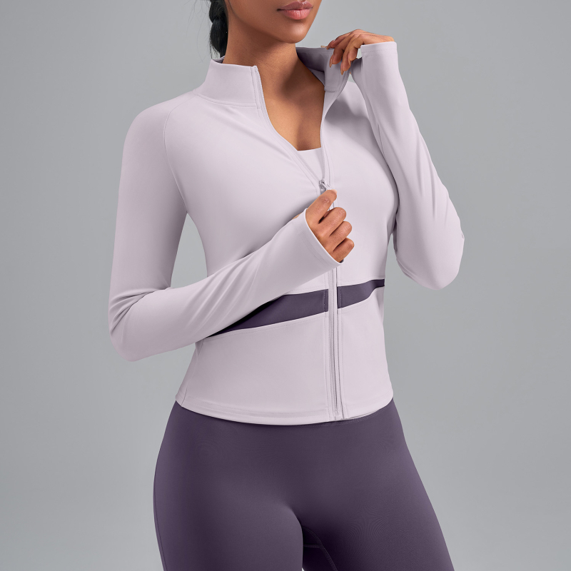 Sievietēm paredzēta persiku krāsu bloku jogas jaka ar augstu kaklu, elpojoša, atklāj vēderu, garas piedurknes, poliestera audums 82,5% — Vasara 2025