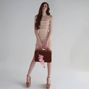 Női váll nélküli bodycon ruha, derékban szorítva, magas derekú, csípőhöz simuló siluett, hossz midi-tól hosszúig, anyag poliészter-spandex