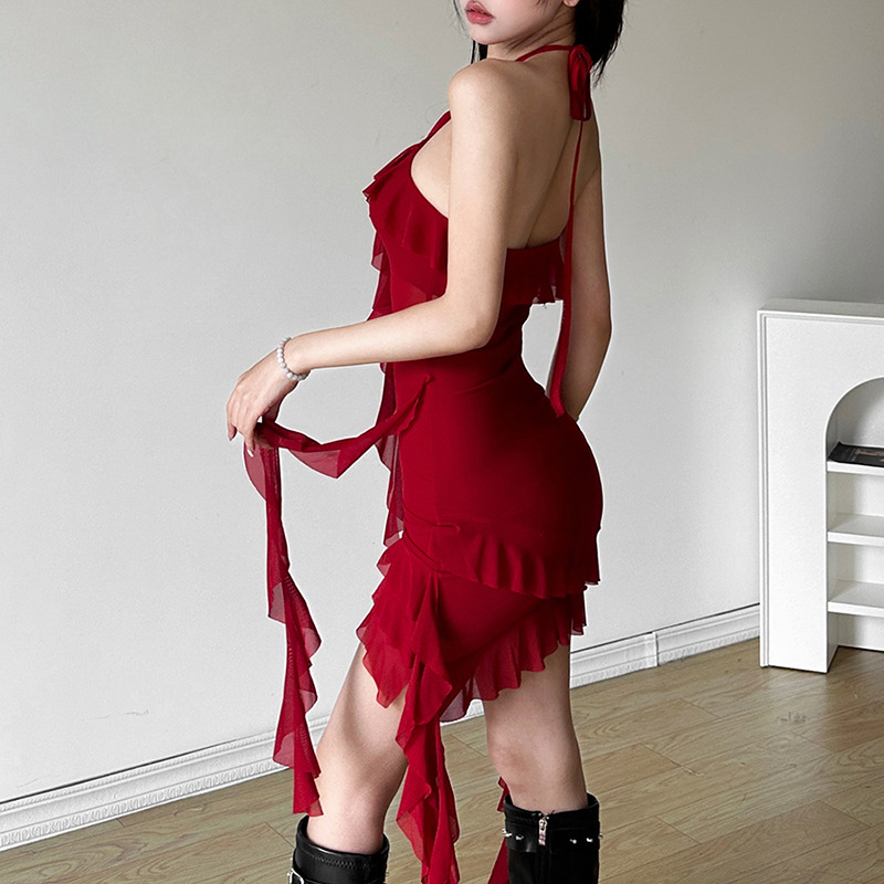 Ruha – halter nyakú, nyitott hátsó kivágású, ujj nélküli, magas derekú, rövid A-vonalú fazon, poliészter-elasztán anyag, utcai hipster stílus