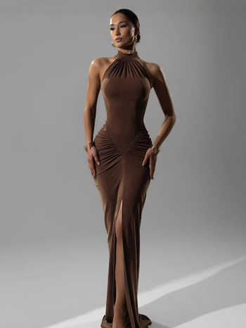 Hálós nyakú, hátsó rész nélküli hosszú ruha, magas derék, hasítás a csípőn, poliészter-elasztán anyag, tavasz 2025