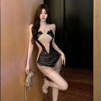 Ujj nélküli ruha kerek nyakkal, magas derékkal, rugalmas poliészterből, Hotfix kristályokkal