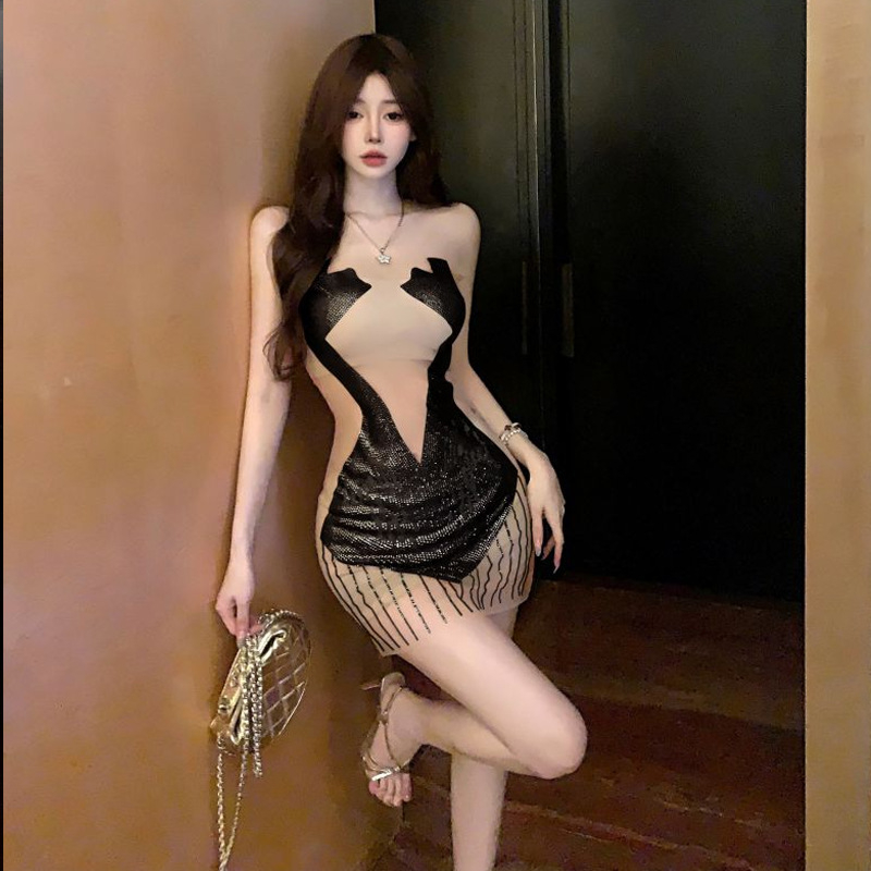 Ujj nélküli ruha kerek nyakkal, magas derékkal, rugalmas poliészterből, Hotfix kristályokkal