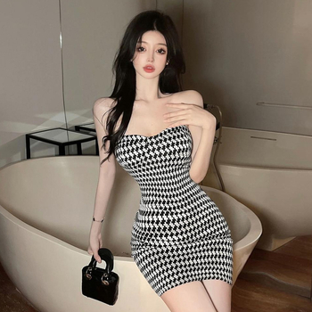 Női kockás mintájú elasztikus poliészterből készült ruha csőtop nyakú, ujjatlan, rövid, testhez álló fazon